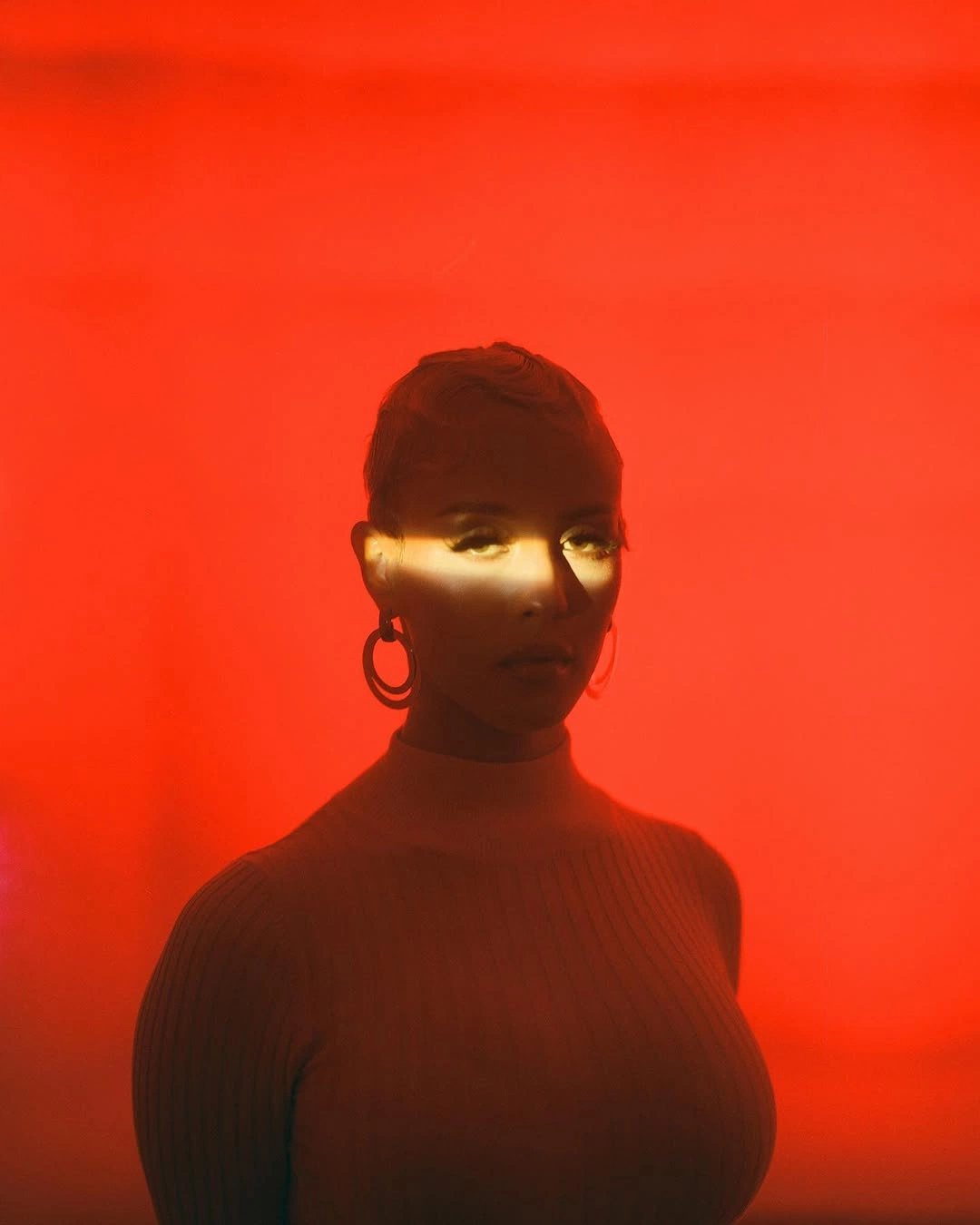 Red light, band of light across the eyes