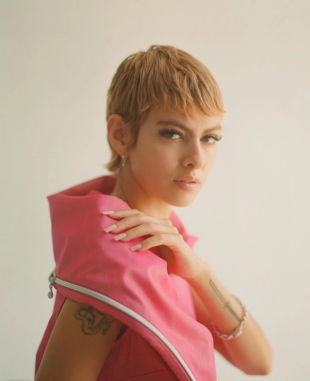 Pink collar, portrait
